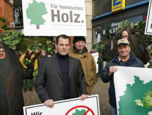 Philipp Freiherr zu Guttenberg (mite) bei einer Protestaktion