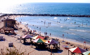 Vergleichsweise leerer Strand in Tel Aviv